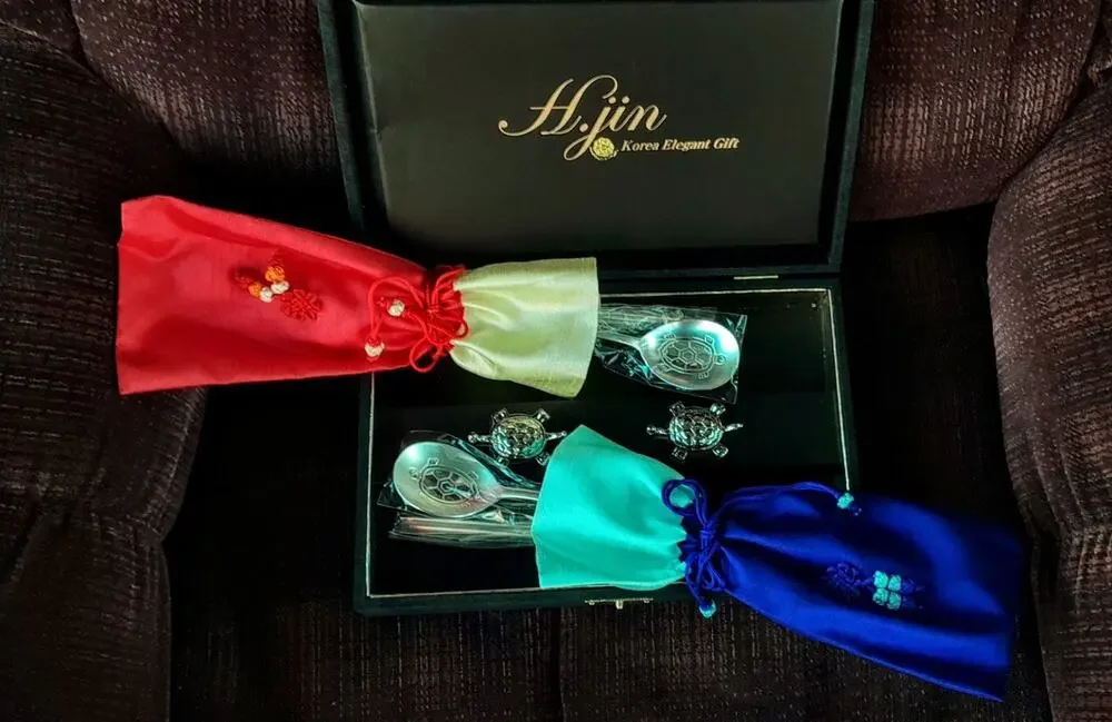 H.jin Titanium Spoon and Chopsticks Set B Style. Silk bags. Turtles.